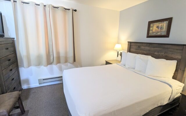 Western Riviera Lakeside Lodging