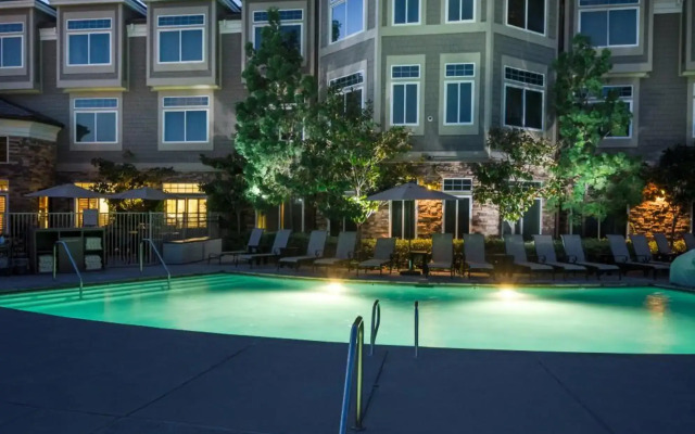 West Inn & Suites