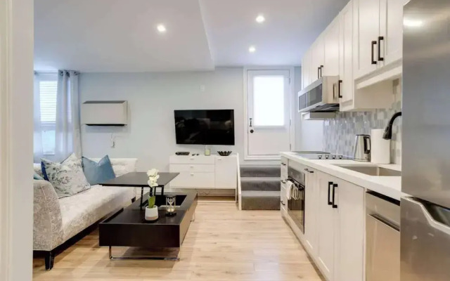 Casa Queen-Leslieville Suite w LRG Patio