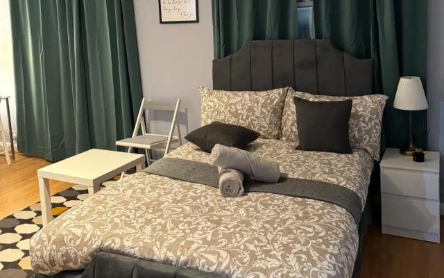 Studio - Sleeps 2 - Parking - Close to Paddington