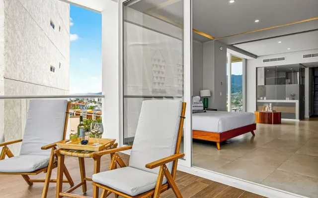 Beachfront 2BR - Pools & Balcony Views