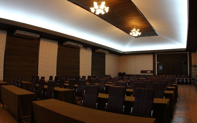 The Hub Erawan Resort