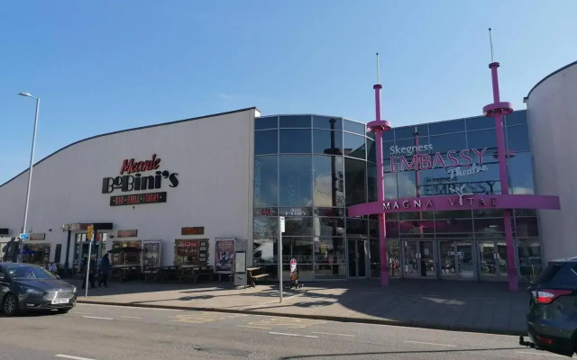 Beach Apartment - Sleeps 4, Garden & Parking