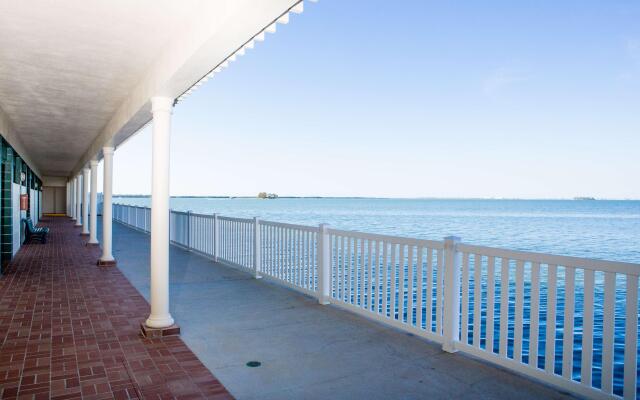 Best Western Plus Yacht Harbor Inn