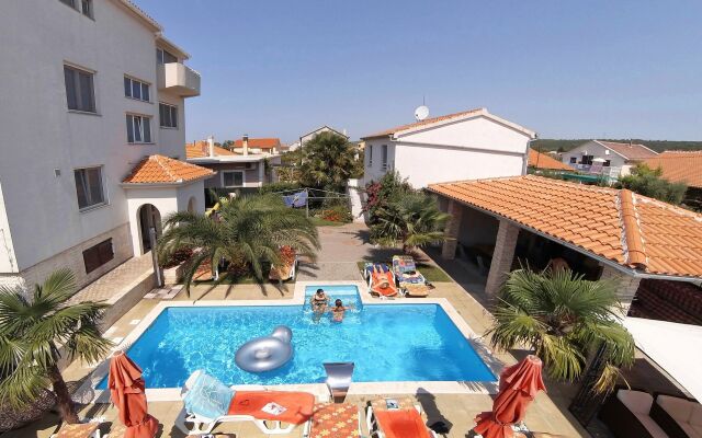 Room Tomo - open pool and pool for children: R1 Sukosan, Zadar riviera