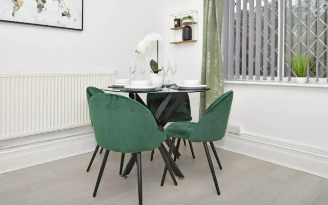 Beautiful 3-bed House by Ministays Stoke-on-trent