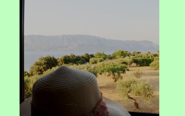 Eco Holiday House, Private Land of 11k sq. Meters!