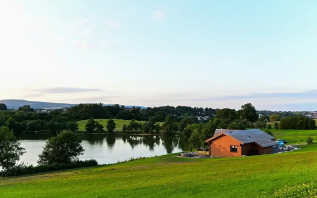 Cuddfan Lodge on a Gorgeous Private Lake