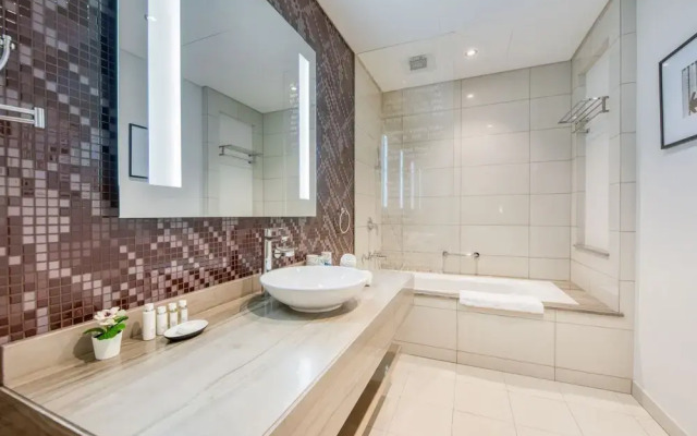 Maison Privee - Cool Dubai Apt next Burj Khalifa & Design District