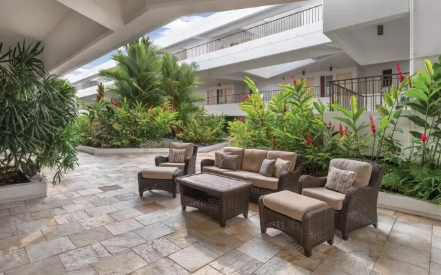 Royal Sea Cliff Condo