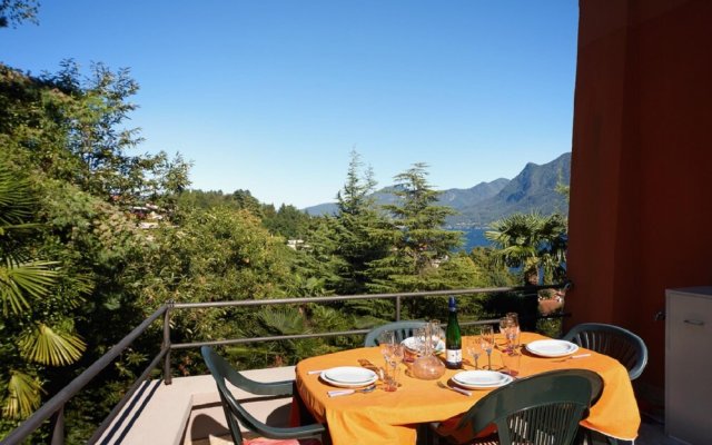 Azalea Apartment With Terrace and Lake View