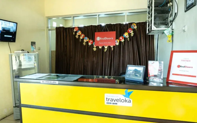 RedDoorz near H. Hasan Aroeboesman Airport