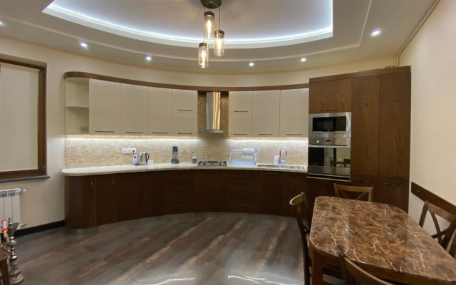 Kajaznuni Street, 3 bedrooms Luxury & Unique apartment QA444