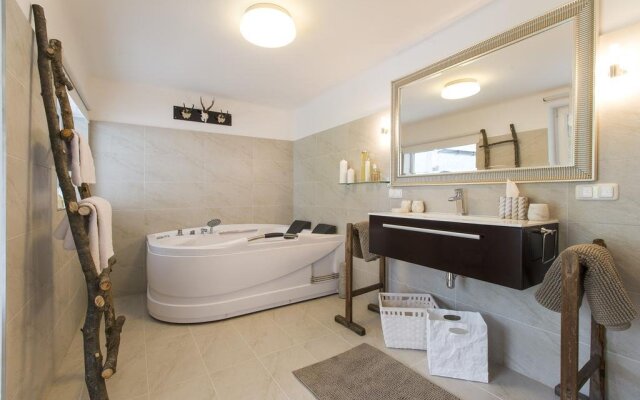 Holidaysun, Chalet Foresthouse, Detached Villa, 1000 qm garden, mountainview, whirlpool, BBQ&bikes&sunbeds for free