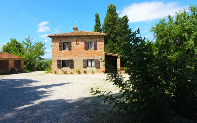 Stunning private villa for 6 guests with private pool, TV, pets allowed and parking