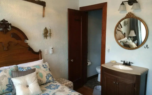 Inn the Oaks