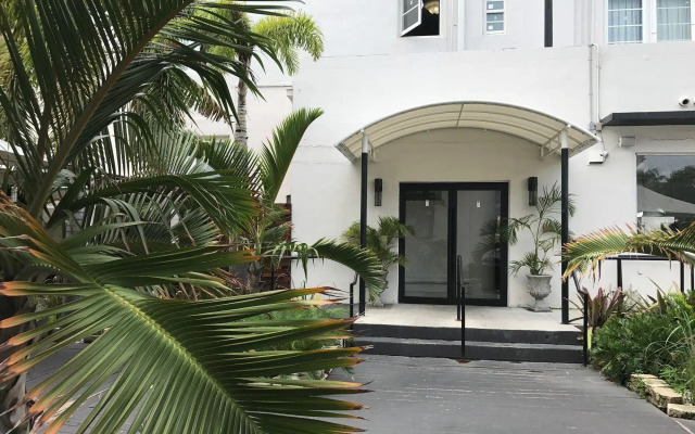 The Beach Plaza Hotel & South Beach Plaza Villas