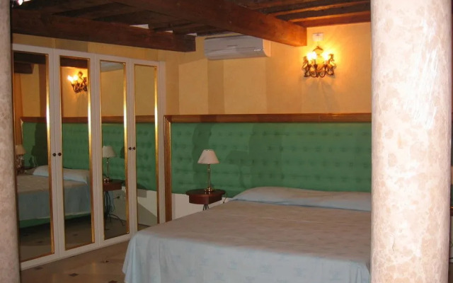 Fenice Apartments in Venice - Sant'Angelo