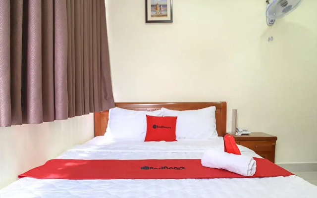 RedDoorz Plus near Hoang Van Thu Park