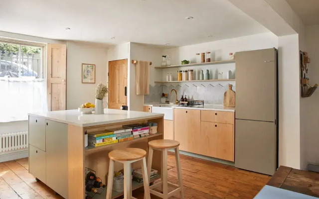 JOIVY Stylish 2-Bed House W/ Private Garden In Hackney