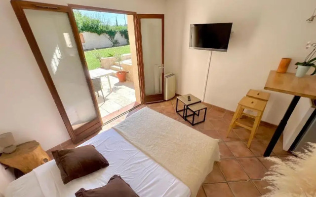 Studio avec jacuzzi et piscine