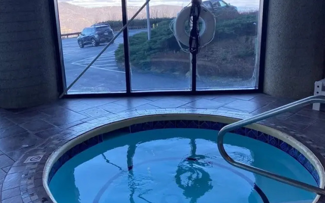 Romantic Getaway 2 Bedroom Condo by Redawning