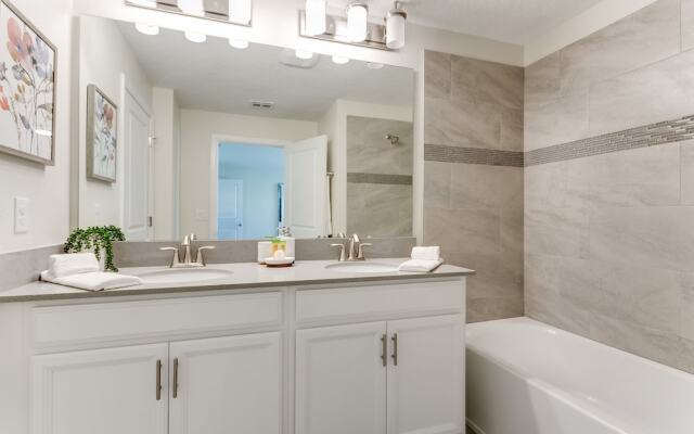 4bed 3Ba Storey Lake Home w. Pool