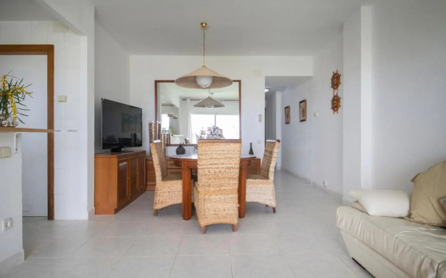 R126 Beachfront Apartment Sant Salvador