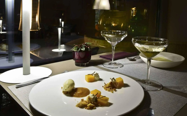 Uve Rooms & Wine Bar