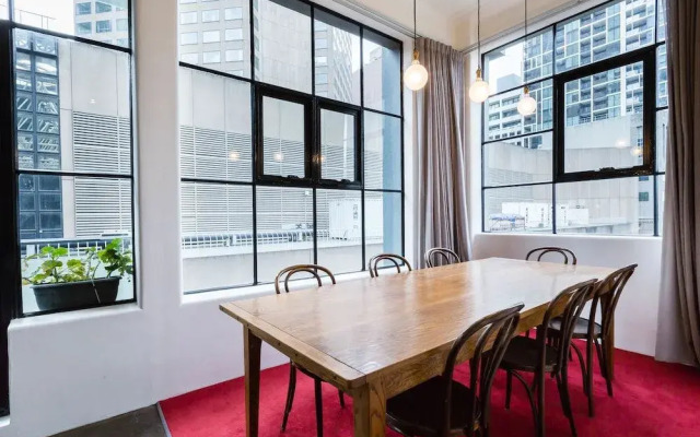 CYNTHIA, 2BDR Melbourne Apartment