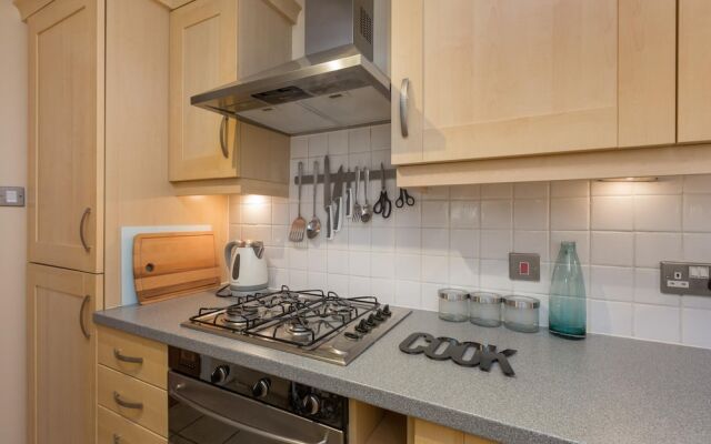 393 Delightful 2 Bedroom Apartment off the Royal Mile With Secure Parking