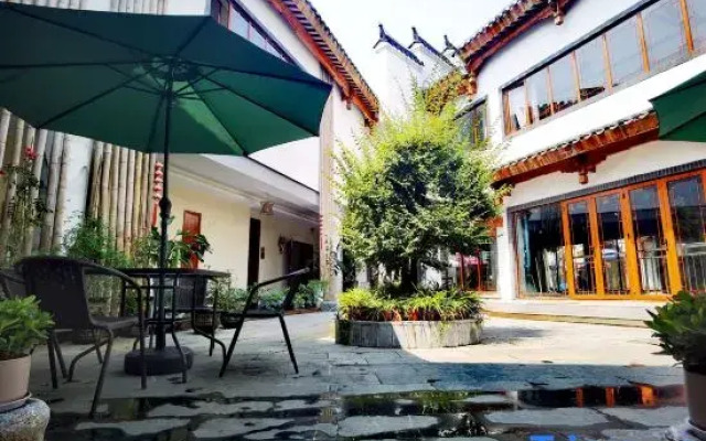 Yongzhou Xiaoxiang Yeyu Inn