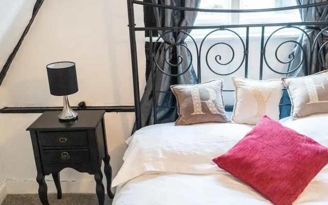 Crooked Loft - Super Central Stunning Views Sleeps 4