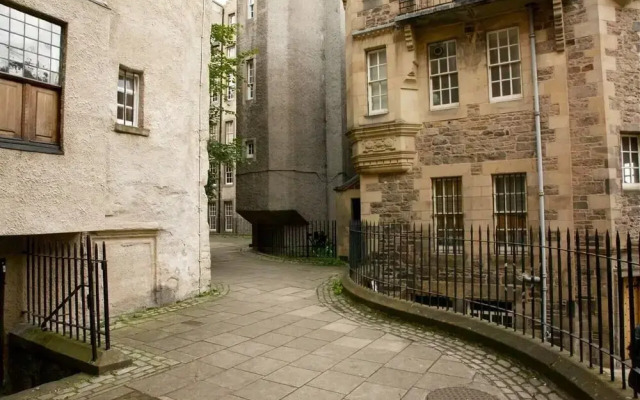 JOIVY Royal Mile Tower Apartment