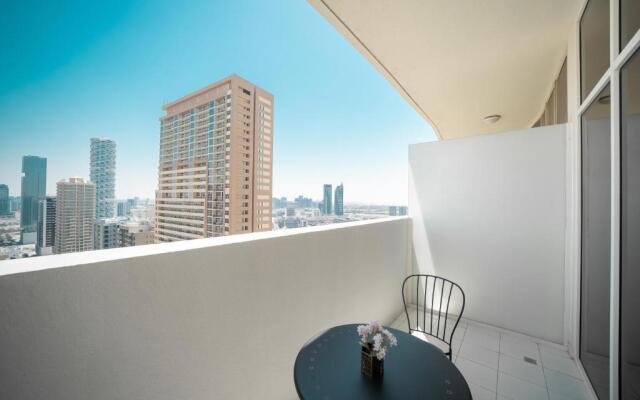 HiGuests - Elegant Studio with Pool and Private Balcony