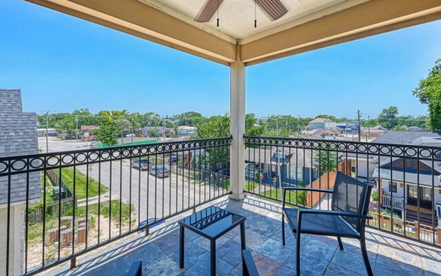 Vibrant Haven With Rooftop Patio