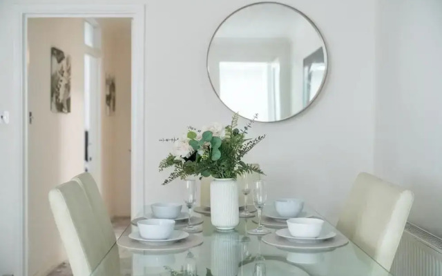 Charming London Apartment Near Edith Grove