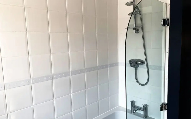 Toothbrush Apartments - 2 Bed 1 Bath Apt