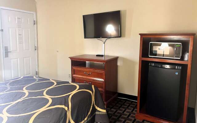 Super 8 by Wyndham Indianapolis/NE/Castleton Area