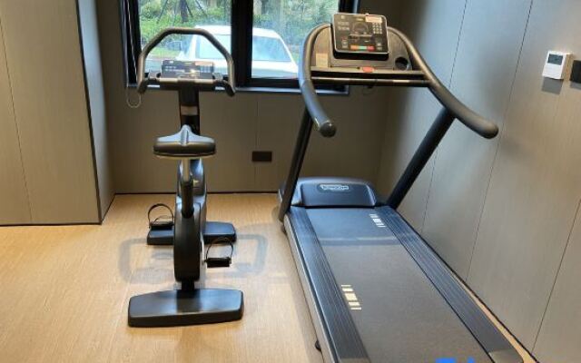 JI Hotel (Shanghai Dishui Lake Subway Station)