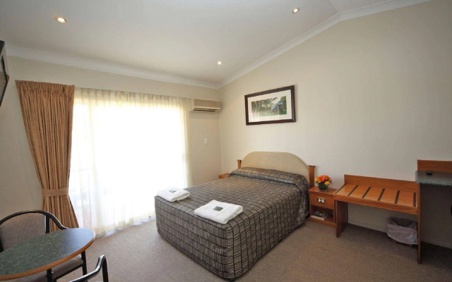 Emerald Explorers Inn