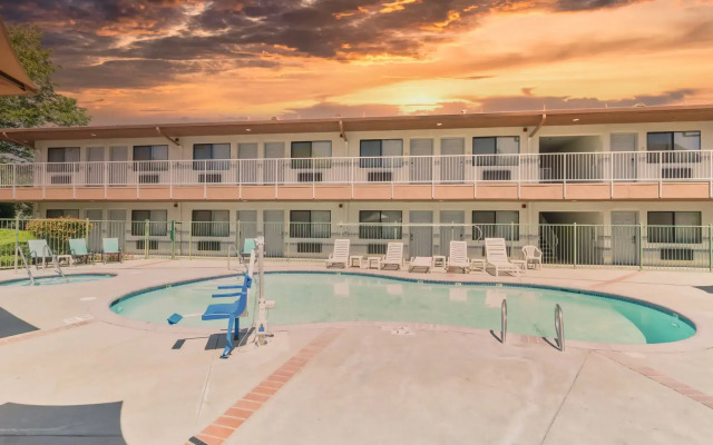 The Oakhurst Inn at Yosemite