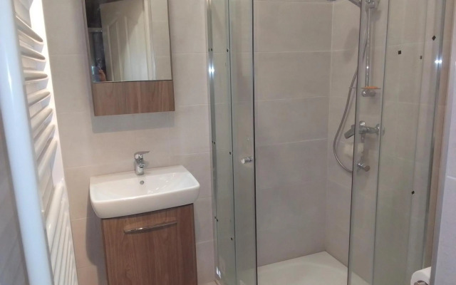 Modern Lux Parkside Apartment- Garden View