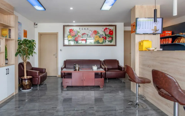 Huayi Hotel (Puyang East High-Speed Railway Station)