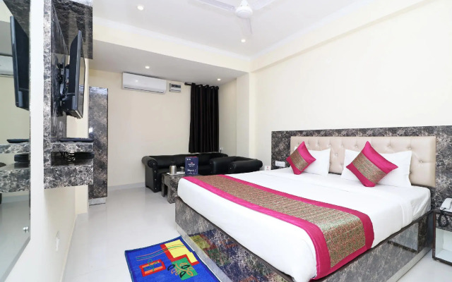 OYO 13658 Hotel Tanish Palace