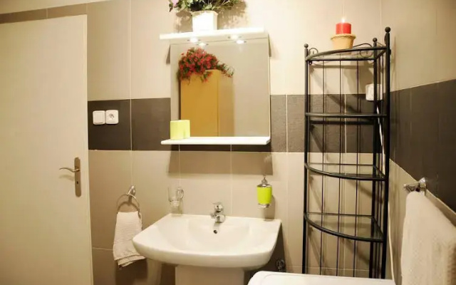 Alexandra Old town square apartments - up to 23pax