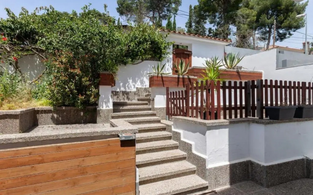 Moderna villa con piscina y amplio jardín