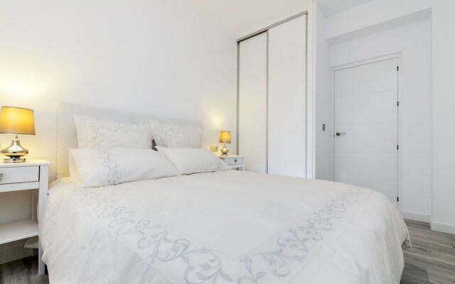 Stylish 2 Bd Apartm Perfectly Located & Free Parking. Amira