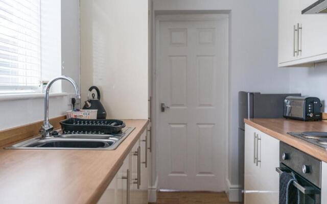 East House-sleeps 5-pet Friendly-garden - Parking