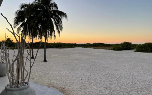 Casa en primera linea de playa con alberca